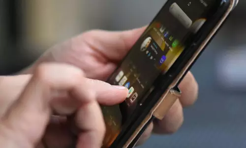 Public Servants Using Mobile Phones During Office Hours A Greatest Sin To The Public: Madras High Court Orders Govt. To Frame Regulations